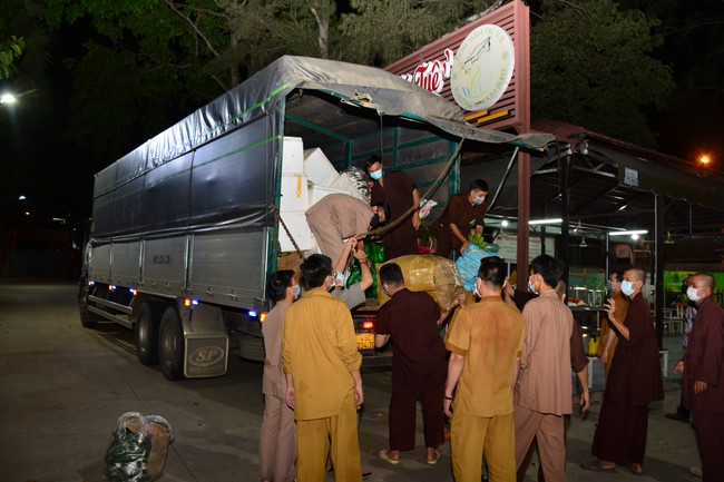 Continuing to support people in need in the Covid-19 pandemic of Hoang Phap Pagoda (series 4)